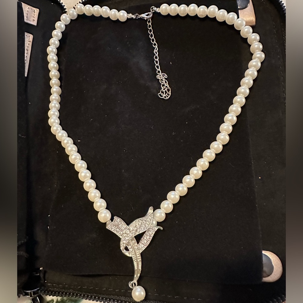 NEW ✨ Pearl necklace with a rhinestone pendant.